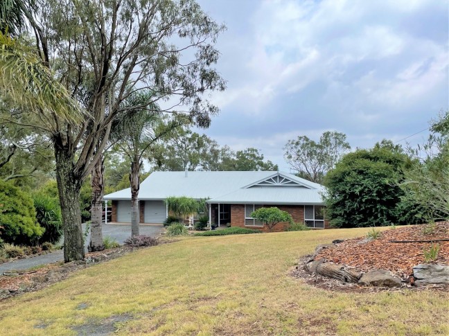 Sought after Glenvale Acreage Home