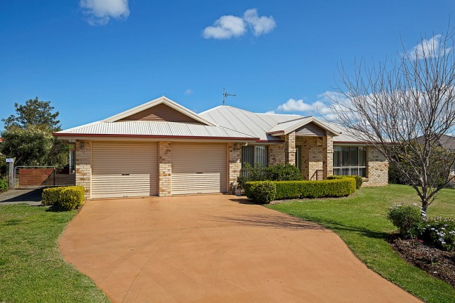 Quality Family Home on 2,508m2 with Large Shed!