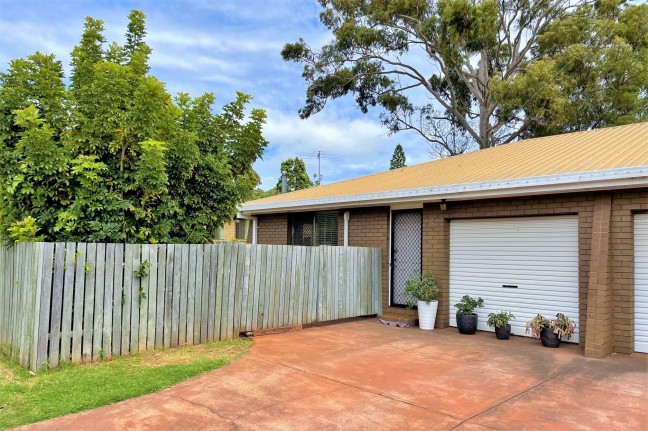 Half Duplex In Sought After Location - Walk to USQ