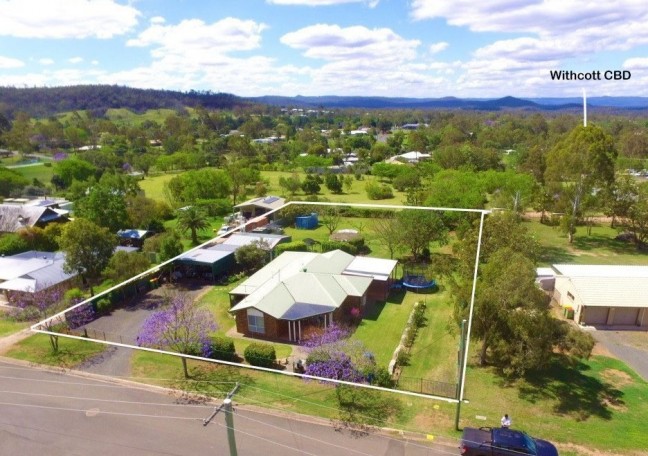 ~ Spacious Family Home on 3/4 Acre with Shed ~