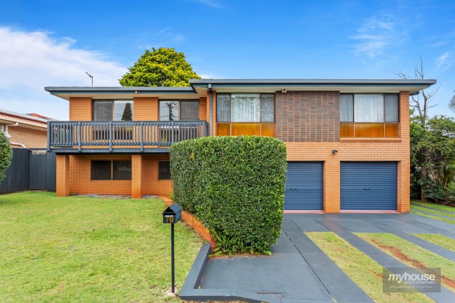 Superb Family Home ~ Dual Living ~ Sought-After Location!