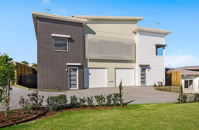 Hamptons-Style Split-Level Unit with Views!