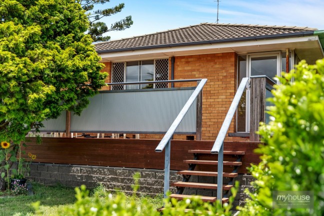 Hi-set Brick Home with large Deck Overlooking Parkland!!