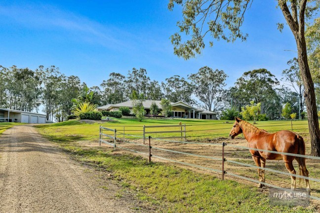 Magnificent Acreage Lifestyle Property with Horse Arena & Working Bore!!