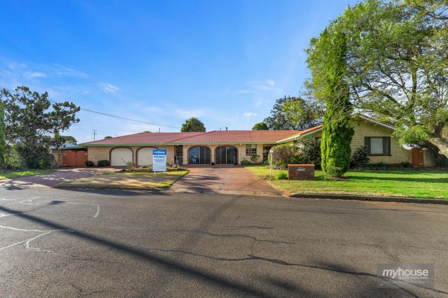 Expansive Brick Home on 1,401m2 over 2 x Allotments