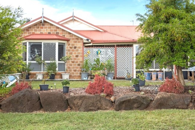 Spacious, Renovated Family Home - A True Entertainers Delight!