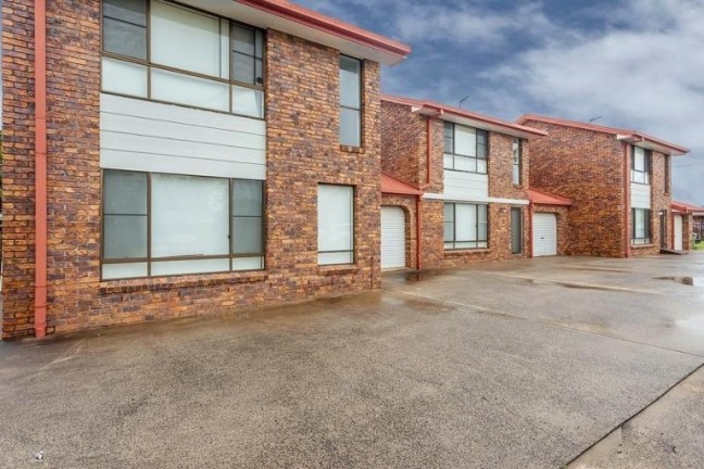 BRILLIANT TRIPLEX WITH FANTASTIC RETURN!!