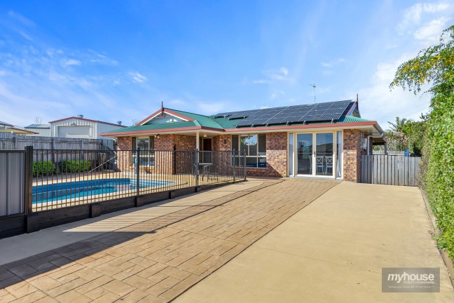 Great family home in a quiet cul-de-sac with an inground pool!!