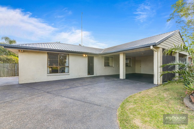 Modern Family Home - Walk to Parkland and Schools!!