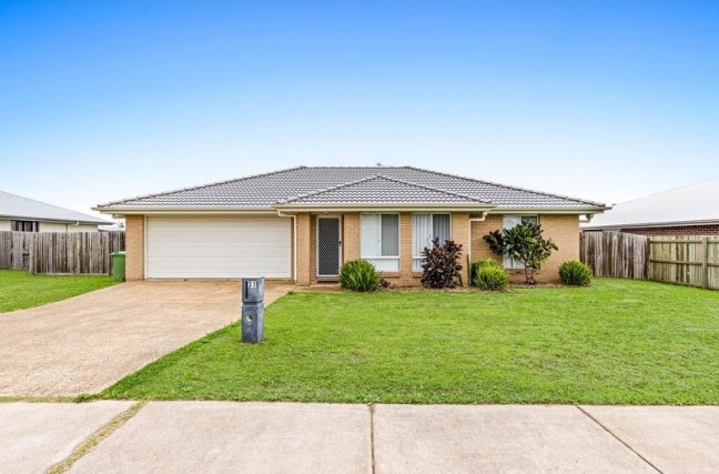 Immaculate Home in Thriving Cambooya!