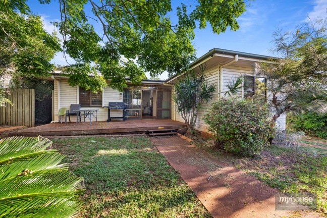 Spacious Home on 759m2 Allotment with Studio/Workshop!!