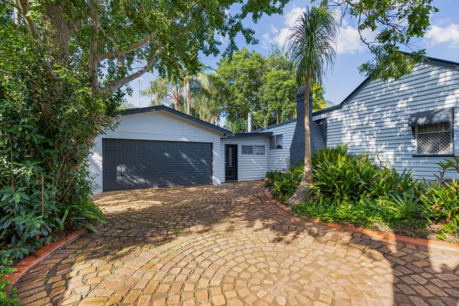 Dual Living Character Cottage on 911m2 with Inground Pool!!