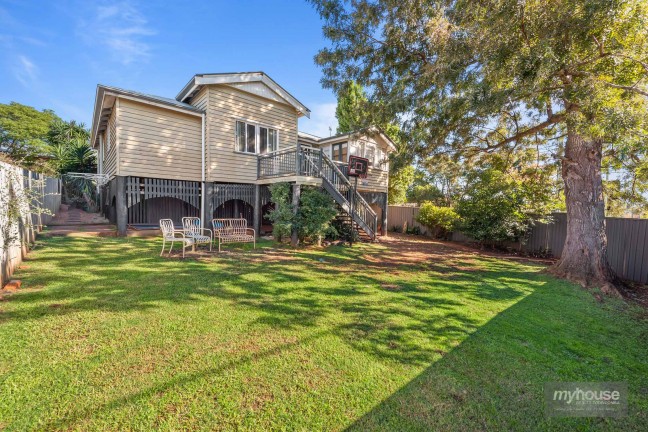 Spacious, Circa 1930's Double Gable on the Fringe of the CBD!