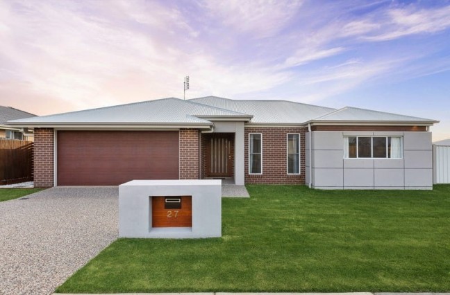 Stunning Executive Home with Huge Shed!!
