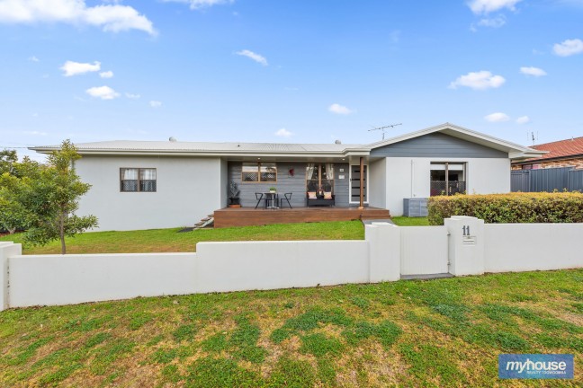 Renovated Family Home Opposite Parkland!!