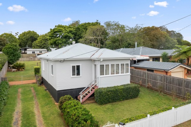 ~ Renovated Cottage on Generous Allotment ~