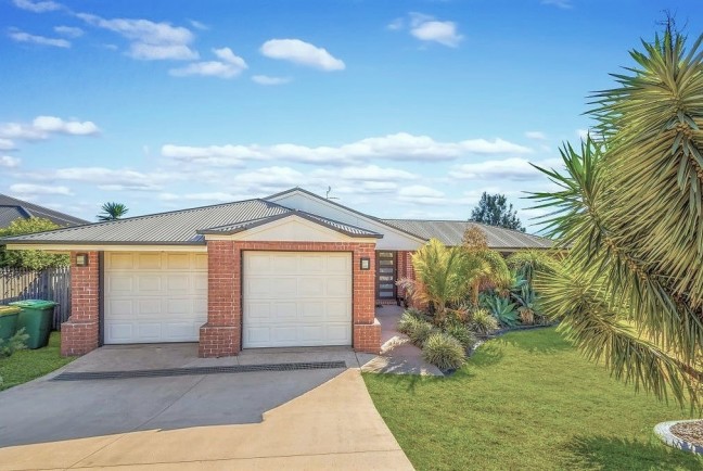 Expansive Property on 733m2 Allotment with Views!!