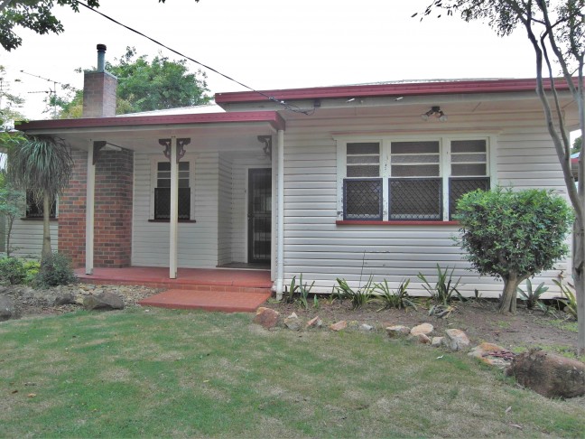 Family friendly Home Close to Parks, Schools & Clifford Gardens!