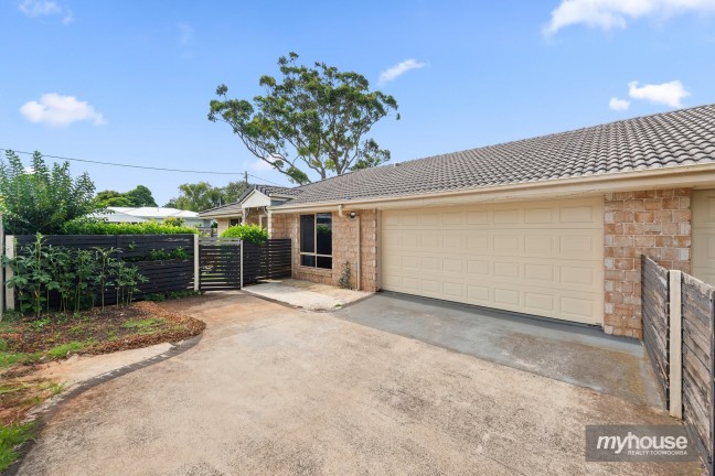 Spacious Duplex Unit in Convenient Newtown Location