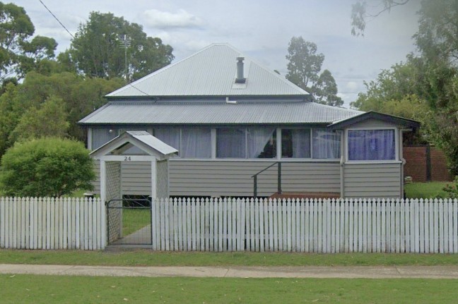 Beautiful Character Home on 1012m2 PLUS Shed!