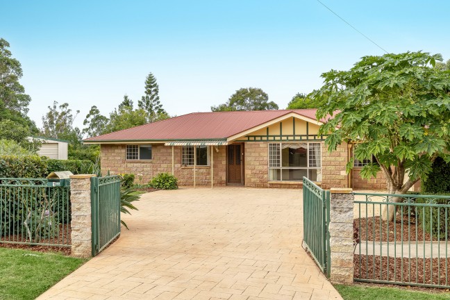 Huge Family Home on 1487m2 Backing on to the City Golf Course