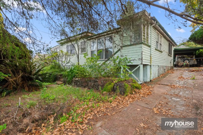 Unlock the Potential - A Renovator's Dream!