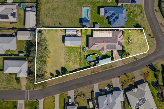Family Living on a 2,519m² Corner Allotment Plus Shed!