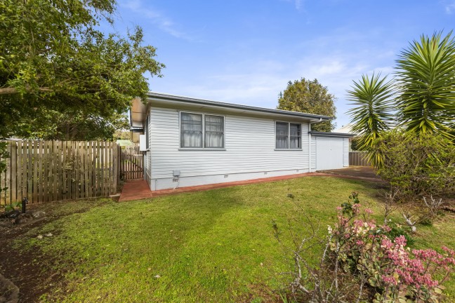 Charming 2-Bedroom Chamfer Home with Incredible Potential!