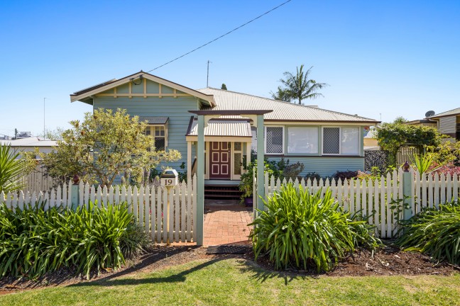 Charming Character Home - Walk to City Golf Club, Minutes to the CBD