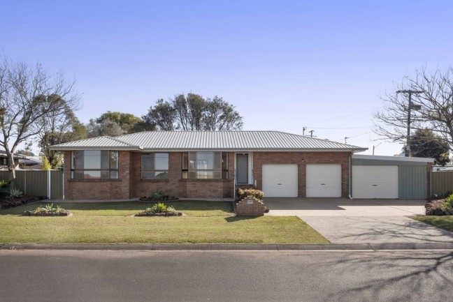 ~ Renovated Brick ~ Perfect Family Home ~ Idyllic Location ~