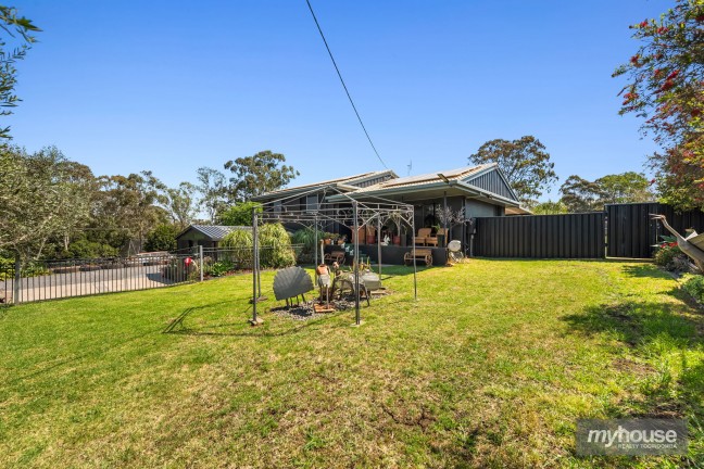 Dual-Living Lifestyle Opportunity on 3,923m² - Ideal for Home Business or Extended Family Living!