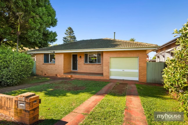 Your Newtown Home with Unbeatable Convenience!