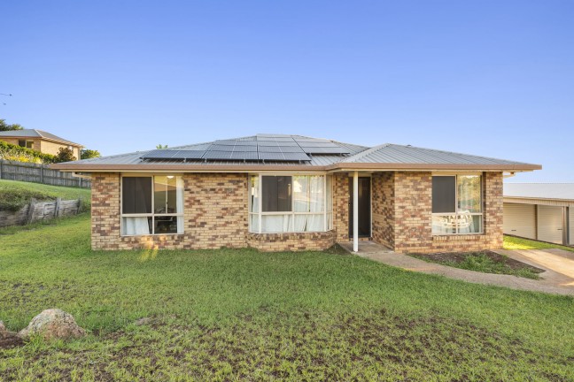 6 Bedroom Brick in Brilliant Location!