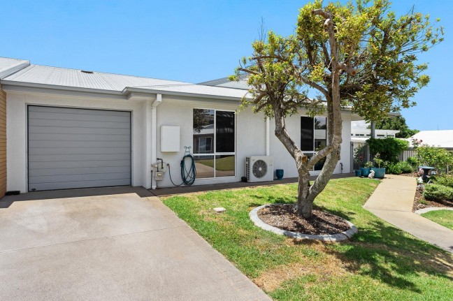 Spacious Villa in Sought-After Palm Lake Resort