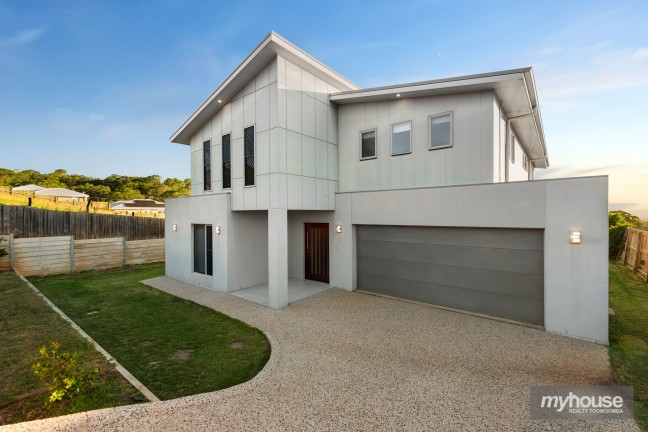 Executive, Grand Scale Family Living with Sweeping Panoramic Views!