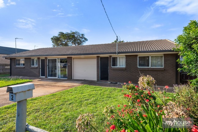 Smart Dual-Income Investment in Quiet Cul-de-Sac Location!