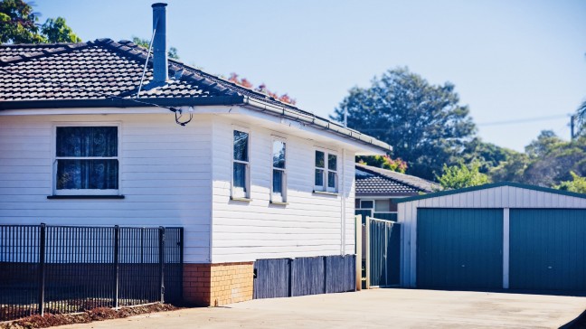 Large Family Home on 755m2 with Deck + Large Shed!