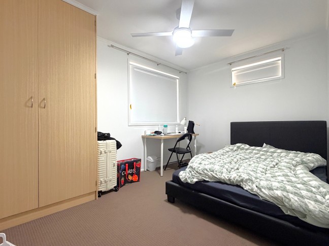 Spacious Furnished Room in Quiet Eastside Share House - Walk to Shops & Parkland