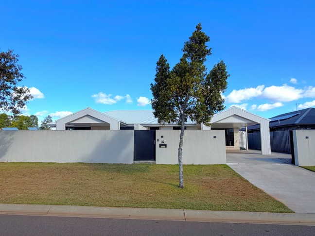 Modern Comfort & Dual Living in Prestigious Middle Ridge