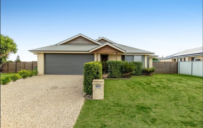 ~ Spacious Family Home on expansive allotment ~