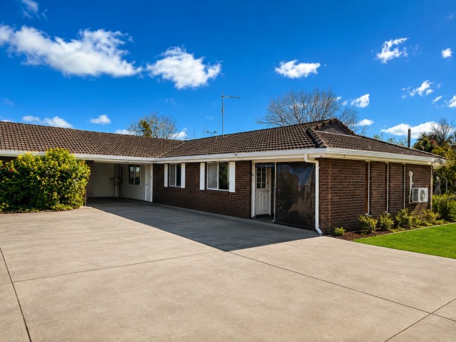 Updated Unit ~ Backs onto Parkland!