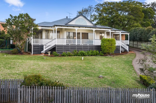 Impressive Family Home with Stunning Escarpment Views!