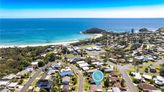 4 bedroom Master built Home just a short stroll to the beach!