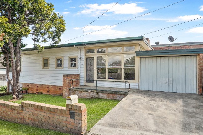 Charming 2-Bedroom, 1-Bathroom Home with 2 Single lock up Garages in Ryde – Available for Rent!