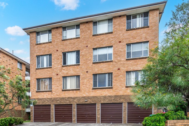COMPLEX RECORD FOR A 1 BEDROOM APARTMENT!