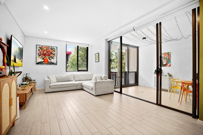 Modern 2-Bedroom Apartment in Riverside Precinct.