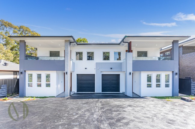 NEAR-NEW DUPLEX IN DUNDAS!