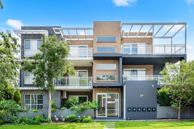 Sunlit Sanctuary Backing Onto Sturt Park