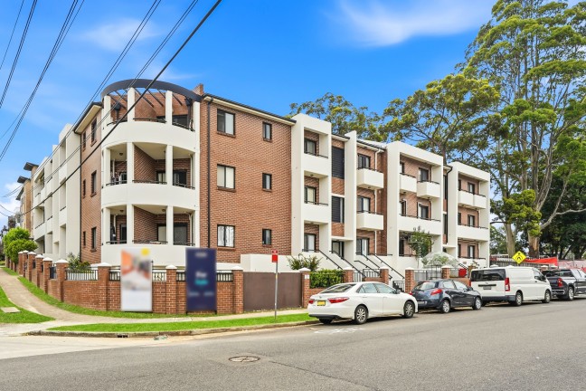 One-Bedroom Apartment Moments from Transport & Shops