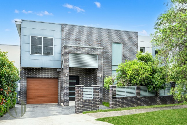 Contemporary Family Living with Seamless Indoor&ndash;Outdoor Appeal